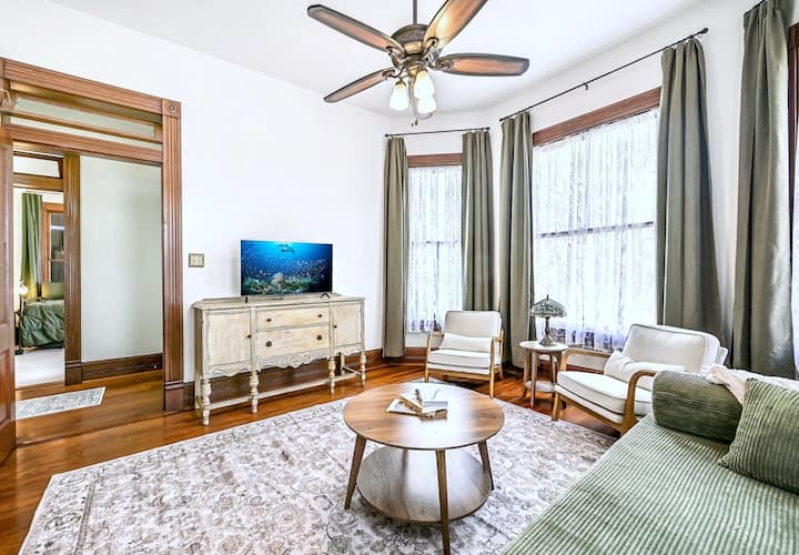 4 Blocks To Beach! 5 Mins To Port/strand + King - Galveston, TX