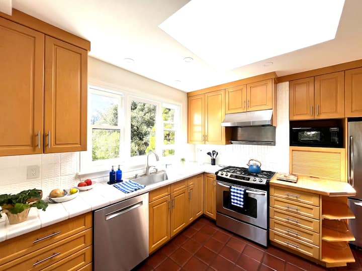 Sunny, Spacious Farmhouse W/ Sauna - Oakland, CA