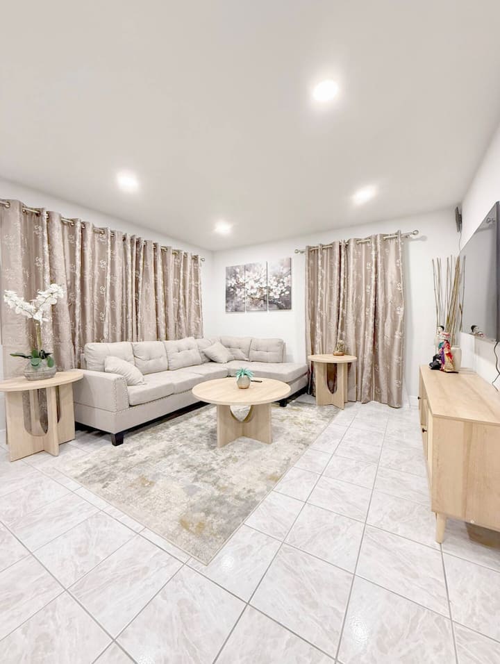 Modern 2br Home| Disneyland, Beaches – Sleeps 7 - Huntington Beach, CA