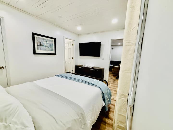 Chumba cha kulala cha msingi kilicho na Kitanda cha Queen Size na bafu la chumba cha kulala  