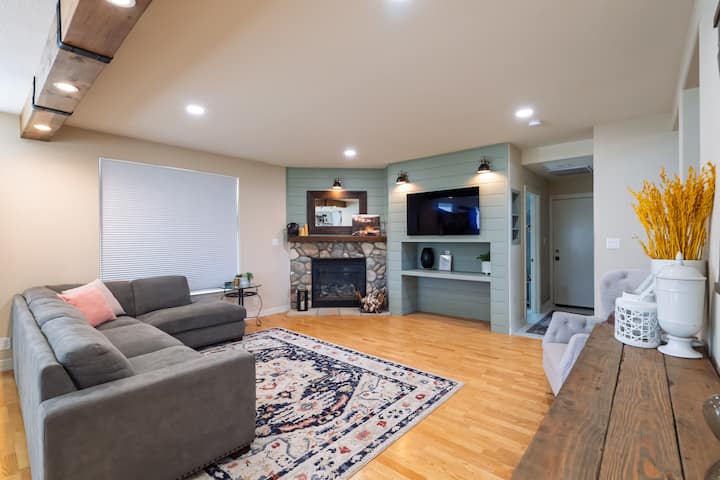 Modern Mountain Retreat, With Hot Tub, And Sauna! - Best Western Plus Boomtown Casino Hotel