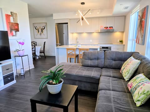 Top Airbnb: Luxe 2BR Retreat + Free Parking in Berczy Village