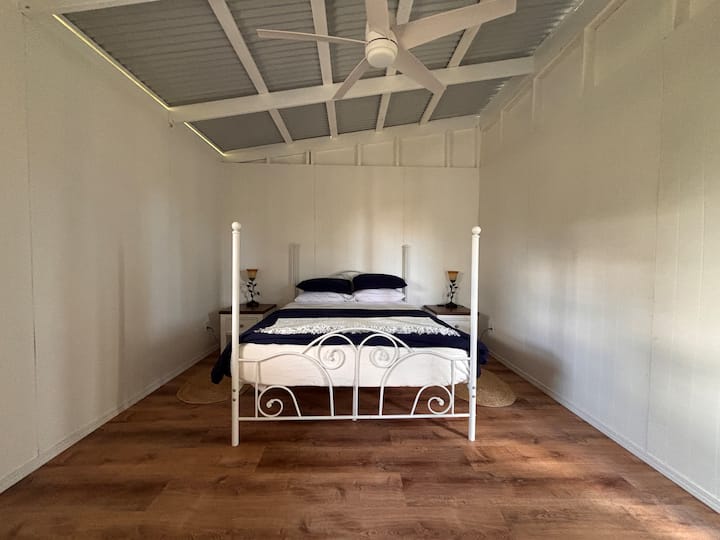 Bračni krevet (Queen) s debelim madracem i dva noćna ormarića sa svjetiljkama.