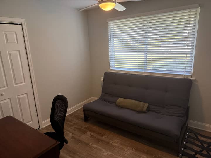 Privatni uredski prostor s futonom. 