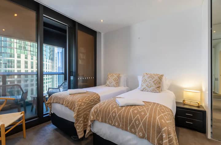 تتميز غرفة النوم الثانية بسريرين مفردين مريحين، وإمكانية الوصول إلى الشرفة، ومساحة خزانة ملابس واسعة، مثالية للأصدقاء أو العائلة.