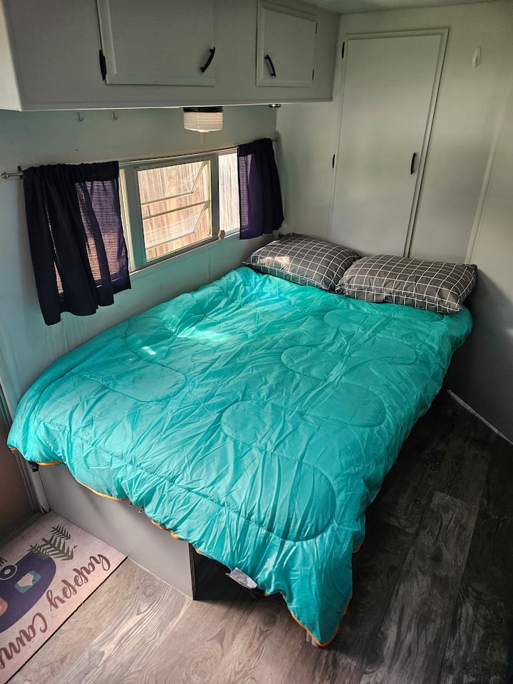 אין חדרי שינה פרטיים. הספה ושולחן האוכל הופכים למיטות. שניהם בגודל 45 אינץ' רוחב x 72 אינץ' אורך.