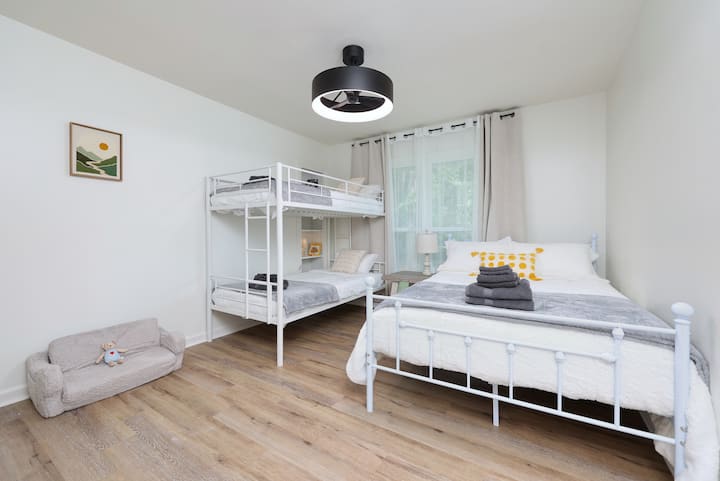 Dve poschodové postele a manželská posteľ. Detské ležadlo pre 2