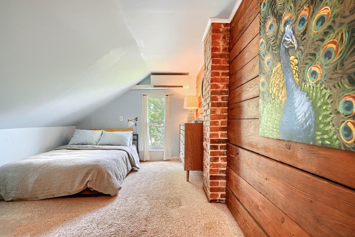 מיטה זוגית רכה ונוחה.