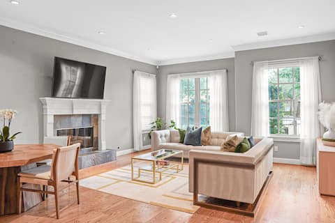 Popular Airbnb listing: Upscale Galleria 3BR • King Bed • 2-Car Garage in Greater Uptown