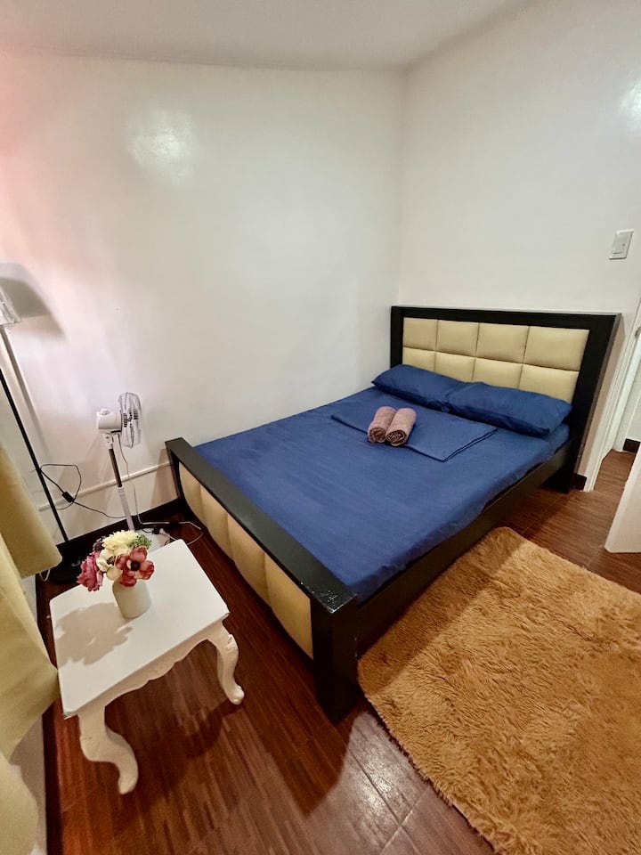 Acogedora habitación con aire acondicionado, cama de tamaño familiar (54x75), sábanas limpias y 2 almohadas suaves.
*también con pantalla de lámpara, mesa de centro, ventilador de pie de 10" y armario empotrado.