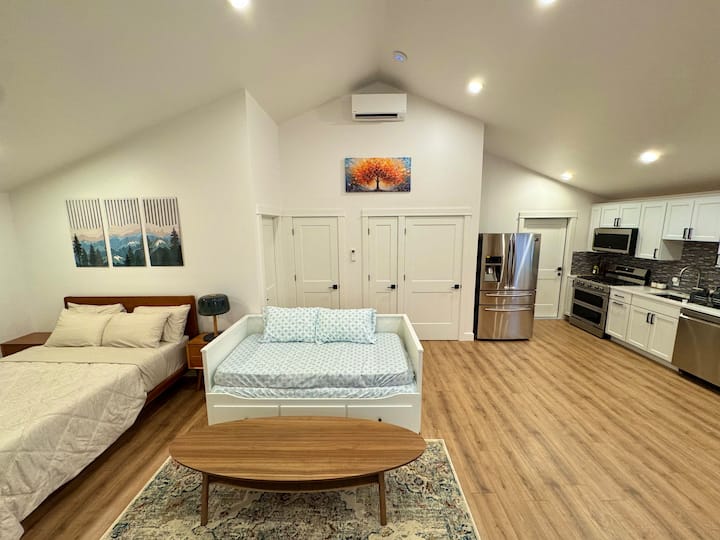 The Grove - A Family Friendly Modern Studio! - Portland, OR