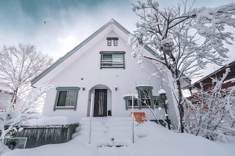 "Slopeside Chalet" Ski-in/Ski-out Tsugaike Hakuba