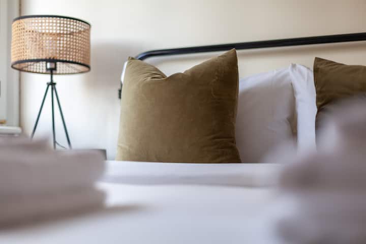 ห้องนอนนี้ผสมผสานความสะดวกสบายกับวิวเมืองของชาร์ด มีเตียงขนาดคิงไซส์ ผ้าปูที่นอนสะอาด และทีวีติดผนัง