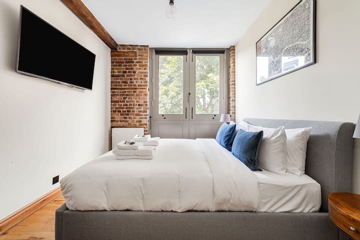 ห้องนอนที่ 2 มีเตียงคิงไซส์และวิวเส้นขอบฟ้าที่น่าดึงดูดใจไม่แพ้กัน ทำให้เป็นสถานที่พักผ่อนที่สงบในใจกลางลอนดอน