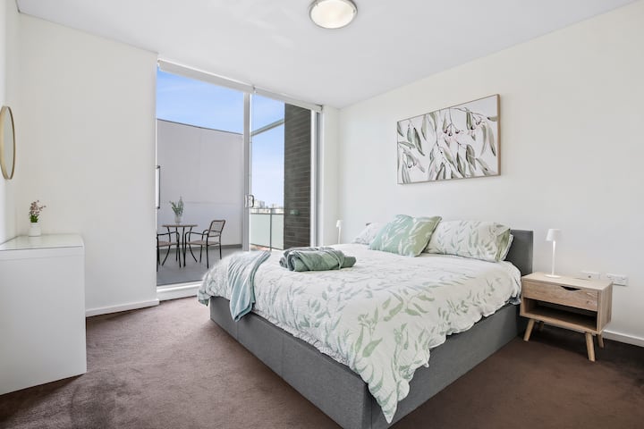 Furahia chumba cha kulala chenye nafasi kubwa chenye kitanda cha ukubwa wa King, matandiko ya kifahari, tembea kwenye kabati la nguo , ufikiaji wa roshani yenye mandhari ya kupendeza, Chumba cha kulala na meza ya kuvaa. 