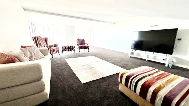 Furahia usiku wa sinema wa familia kwenye televisheni mahiri ya inchi 75 