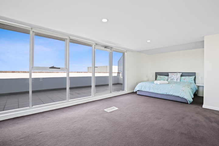 Furahia chumba cha kulala cha tatu kikubwa chenye nafasi kubwa kwenye ghorofa ya juu kilicho na kitanda cha ukubwa wa kifalme, godoro la kifahari na matandiko , roshani kubwa, sehemu ya kabati la nguo na dawati . Mapumziko mazuri ya kufurahia sehemu yako!