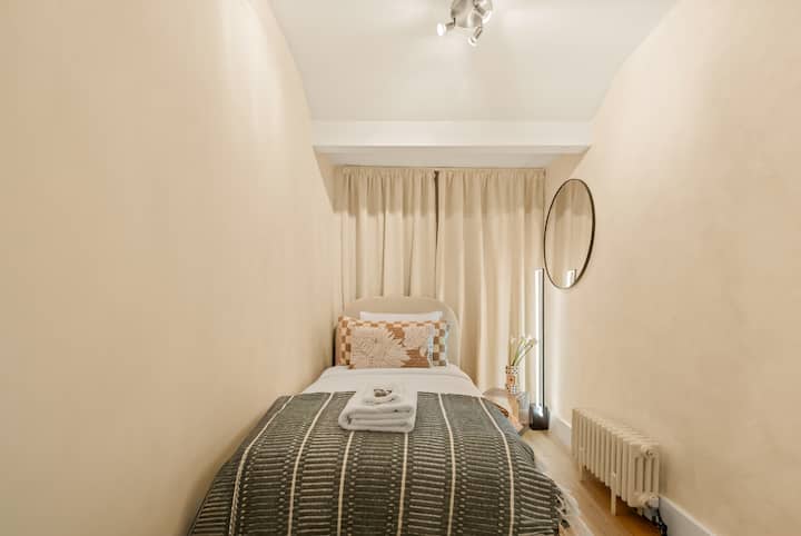 Спална соба 2: уредна и удобна со единечен кревет - одлично за самостојни патници, деца или дополнителна флексибилност.