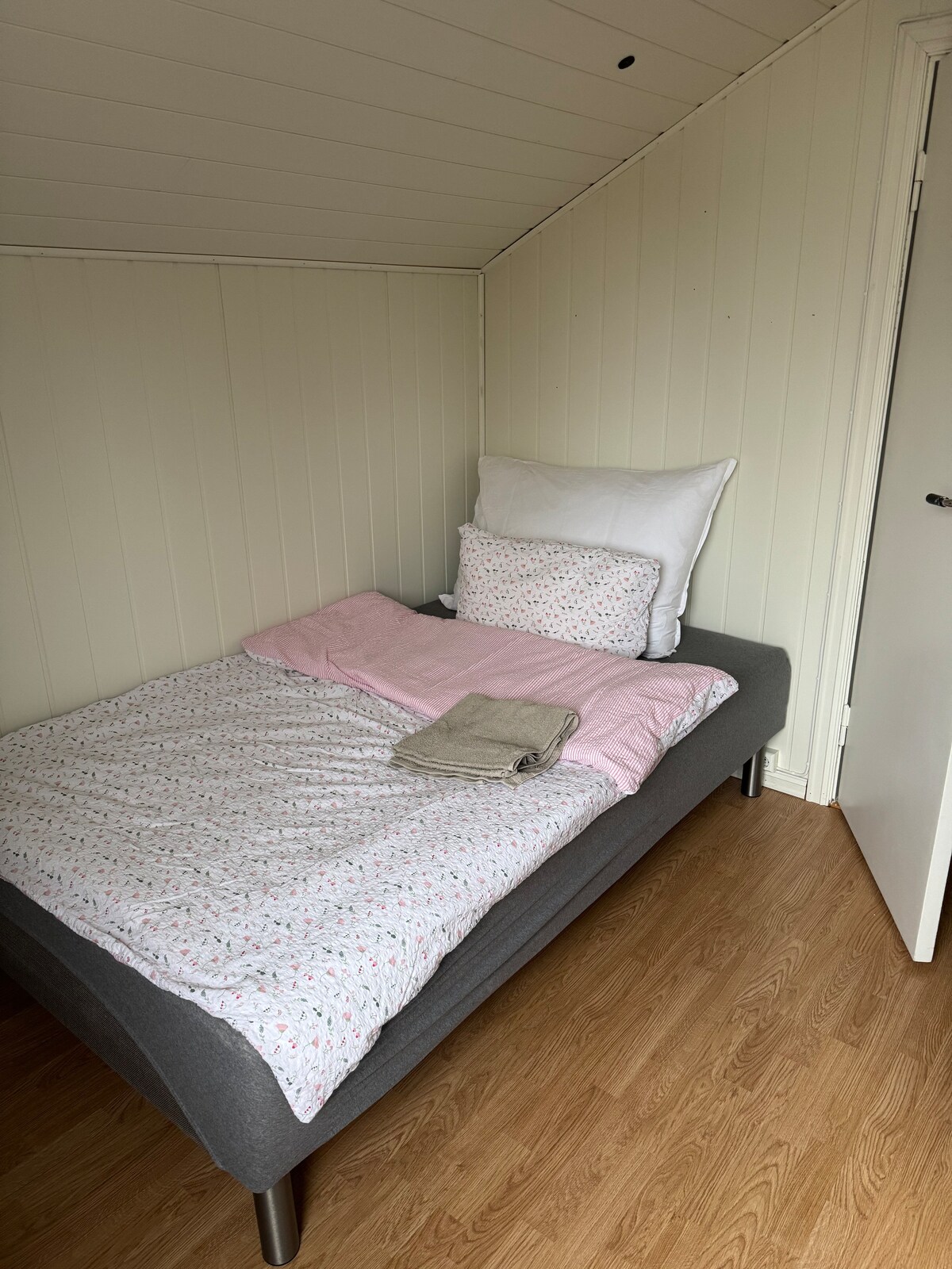 غرفة النوم بسرير 120. 