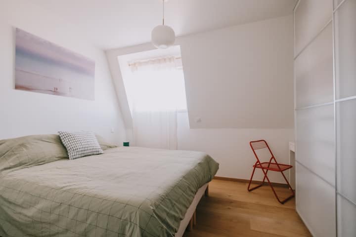 Izba s veľkou šatňou na uloženie oblečenia, osobných vecí, kufrov, tašiek, topánok atď. Možnosť prípravy manželskej postele alebo dvoch samostatných lôžok.