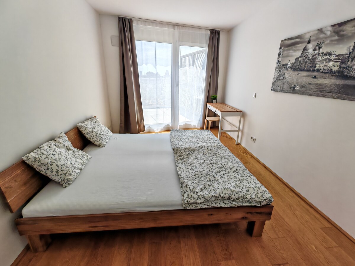 1. غرفة نوم مع سرير مزدوج كبير الحجم ومكتب وخزانة