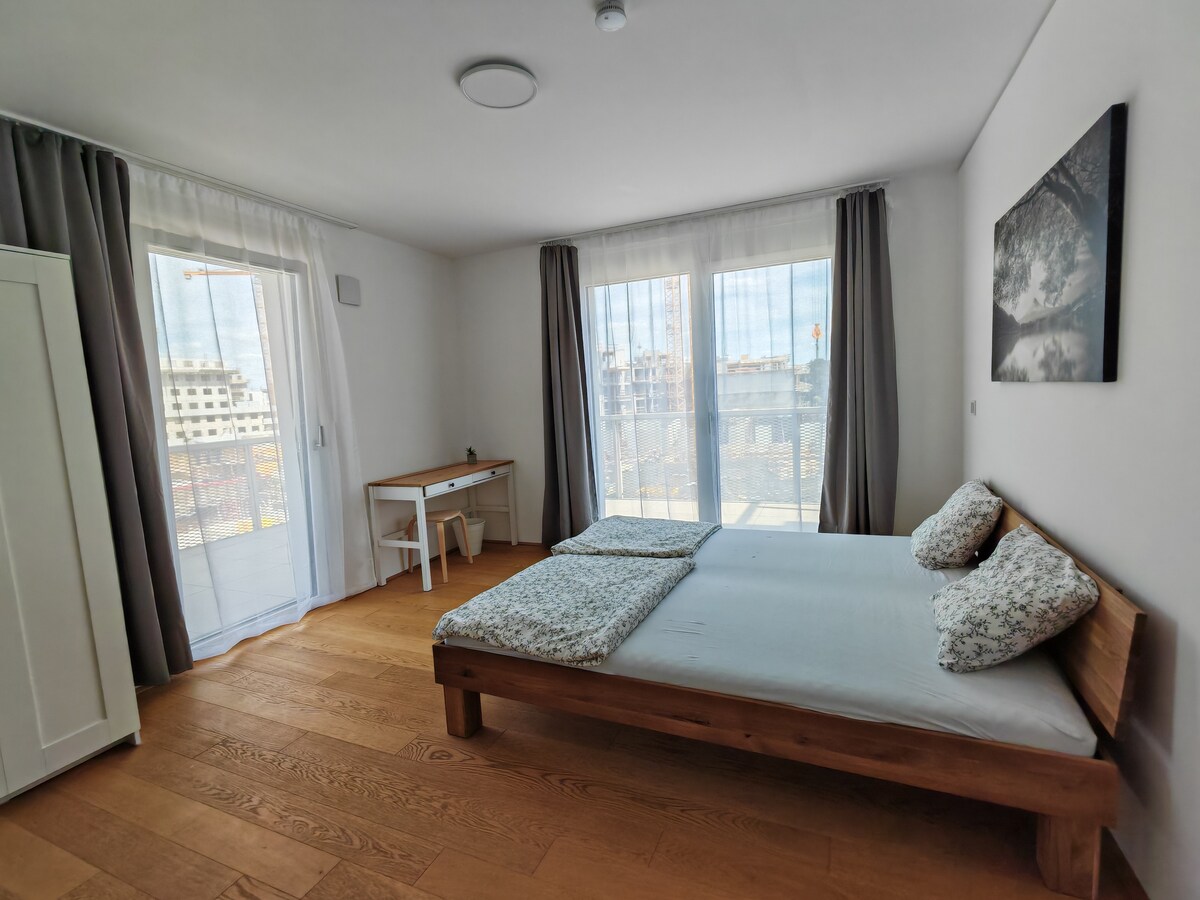 3. غرفة نوم بسرير مزدوج كبير الحجم ومكتب وخزانة، مع إمكانية الوصول إلى الشرفة