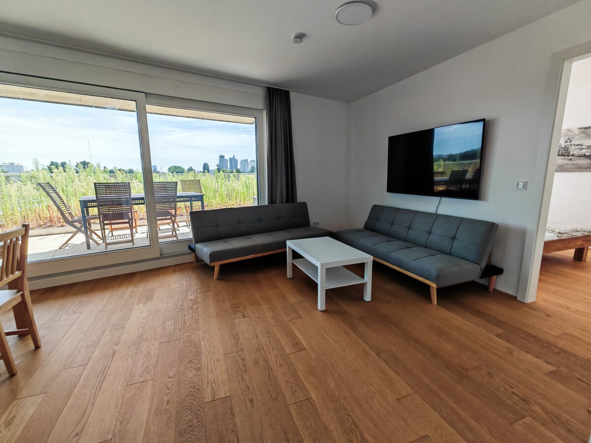 غرفة معيشة بها منطقة جلوس وتلفزيون