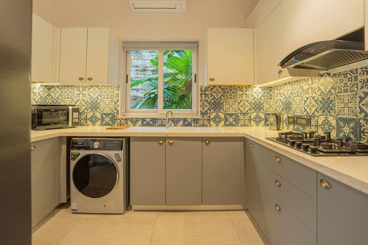ELIVAAS Mayberry · Retreat W/ Pvt Pool, Gazebo, TV Lounge & Terraces