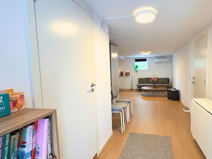 مدخل من الباب الأمامي. الشقة عصرية ومضاءة جيدًا. تشمل الألحفة والوسائد وبياضات السرير والمناشف. تتوفر أيضًا كتب للبالغين والأطفال وألعاب الطاولة والدومينو وأوراق اللعب وما إلى ذلك. سرير أطفال، وكرسي عالي، وألعاب أطفال متاحة أيضًا.
