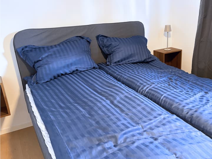 غرفتا نوم بحجم جيد مع أسرّة كاملة الحجم (160 × 200 سم)، وخزائن ملابس مع علاقات، وطاولات جانبية للسرير، ومصابيح طاولة، وستائر تعتيم. كما تشمل إقامتك أغطية السرير.