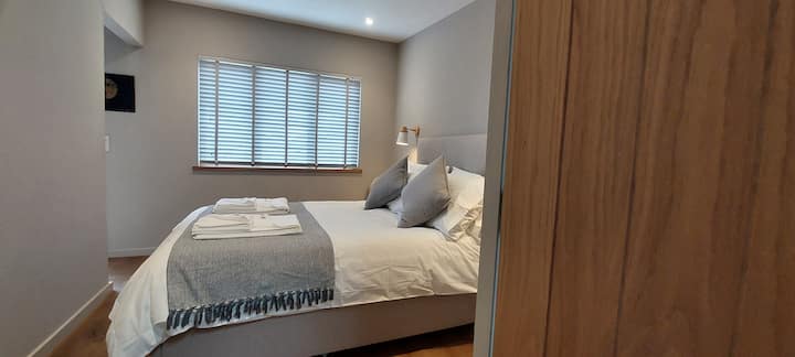 Pohľad na dvojlôžkovú spálni z vlastnej kúpeľne so sprchovacím kútom