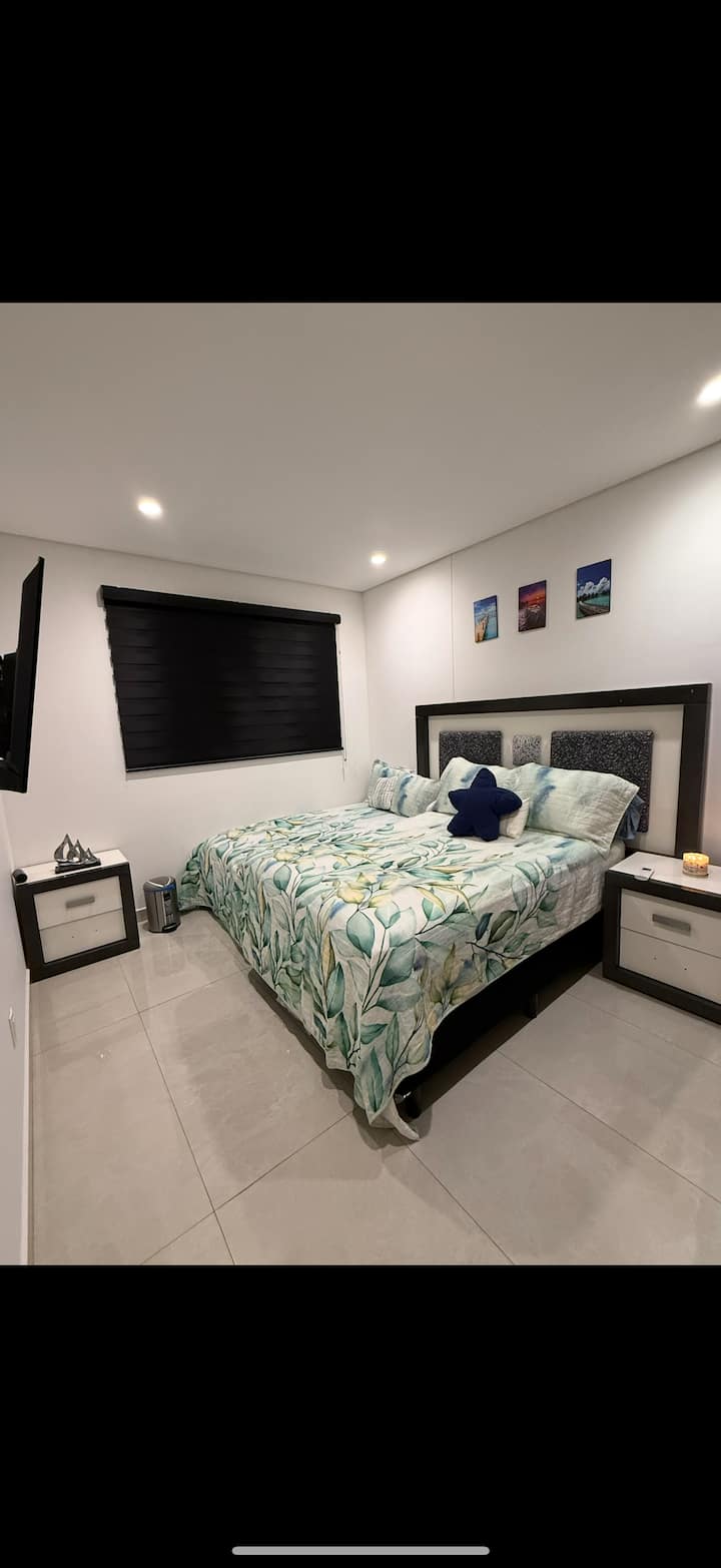 Ova soba ima bračni krevet i kauč na razvlačenje. Na kauč na razvlačenje stavili smo navlaku za madrac kako bi bio udobniji, a u ovoj prostoriji može spavati do 4 osobe. 