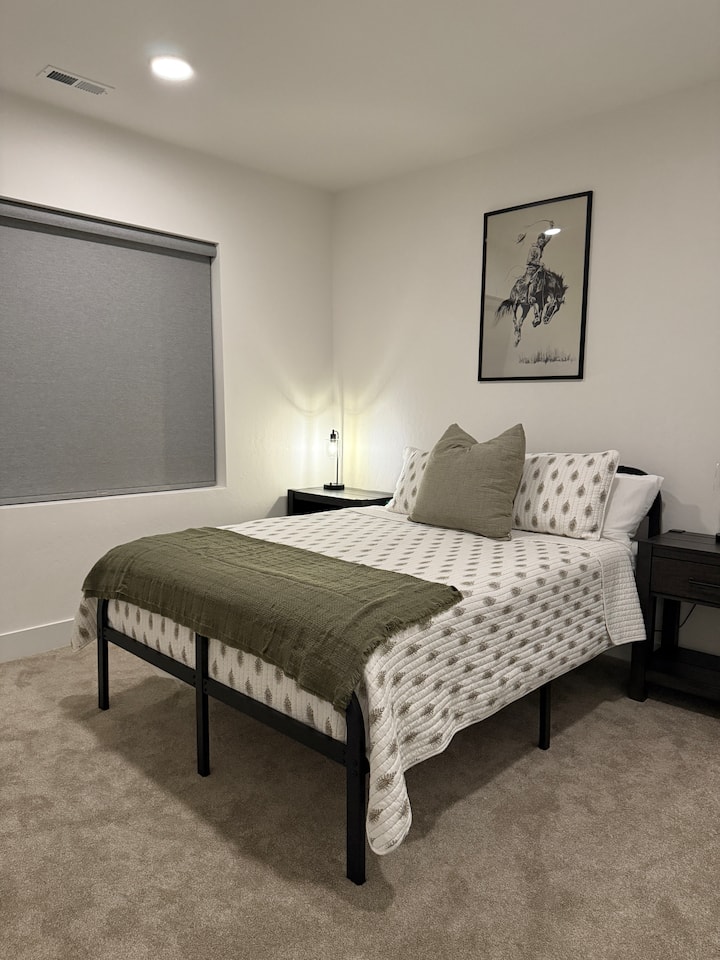 Შესაფერისი ოთახები გთავაზობთ კიდევ ერთ მყუდრო საწოლს მარტივი დეკორითა და დიდი კარადით. 