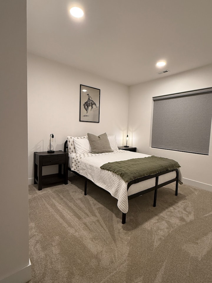 Მარტივი, თუმცა მყუდრო, ორადგილიანი საწოლი ორადგილიანი ტუმბოებით და დიდი კარადა ნივთების მოსაშორებლად! 