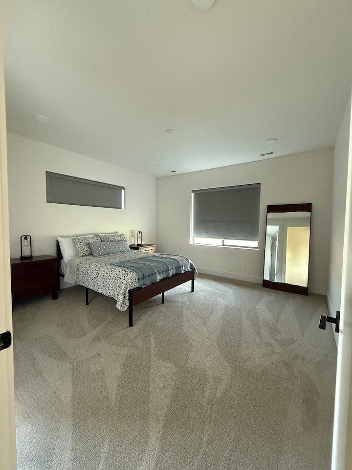 Დიდი მთავარი საძინებელი დიდი საწოლით, ღია იატაკის სივრცითა და ლამაზი სარკით მთელ სიგრძეზე! Ხელოვნების ნიმუშები მალე გამოჩნდება! 