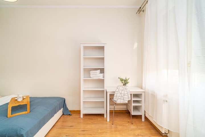 Спална соба со брачен кревет (широк 180-220 см) | Резервирајте сега со RENTUJEMY.COM