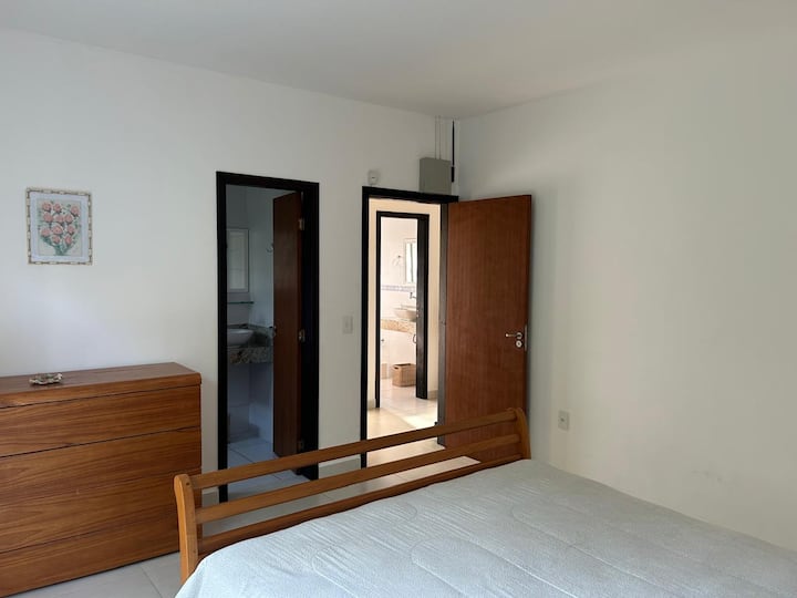 Dhomë me banjë brenda.