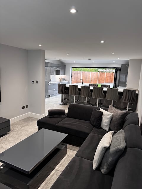 Popular Airbnb listing: Contractors Haven - Residence One by Kent Base in Gravesham