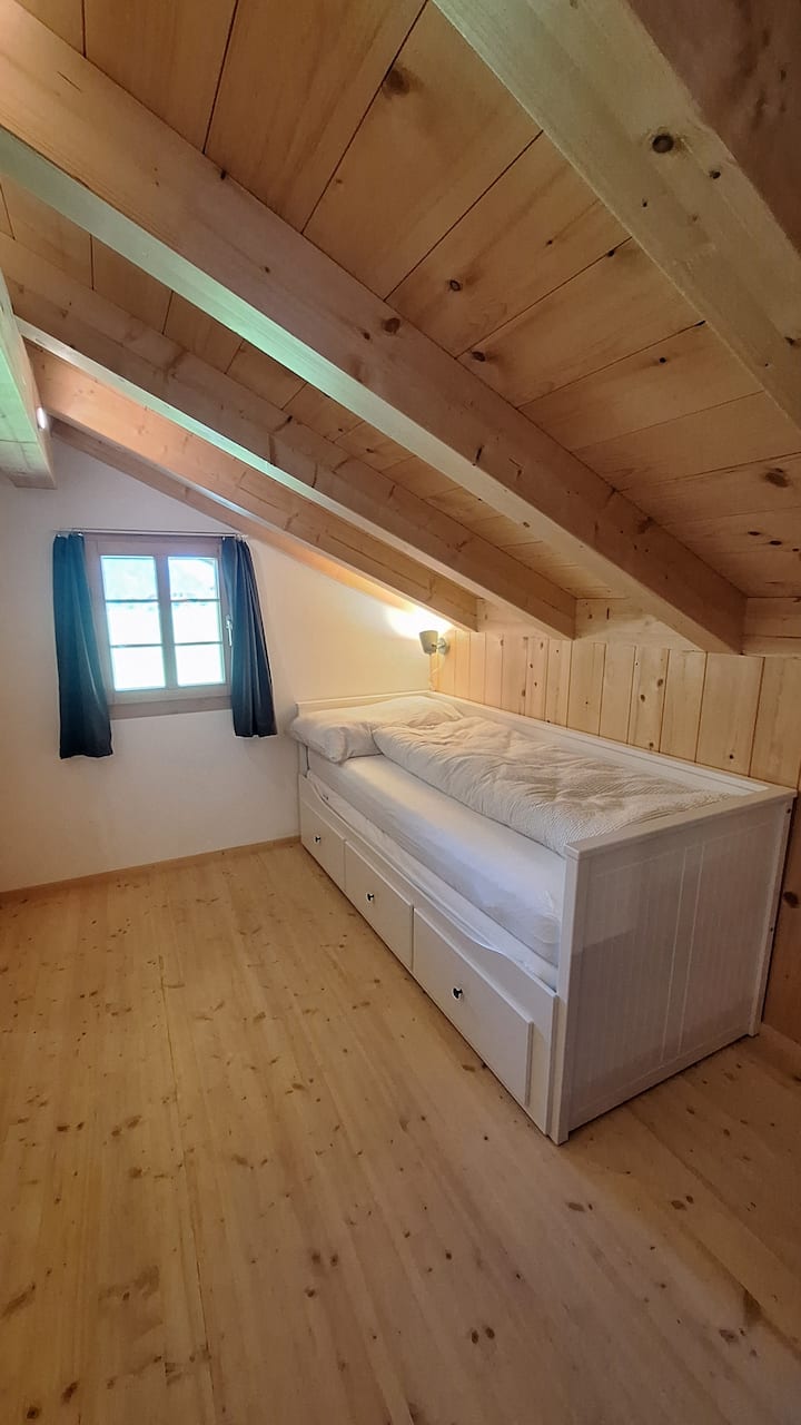 Questa bella camera può ospitare 1-2 persone più un neonato/bambino. Il letto può essere ampliato da 80 cm a 160 cm.  Naturalmente, la culla può essere collocata anche in un'altra stanza.