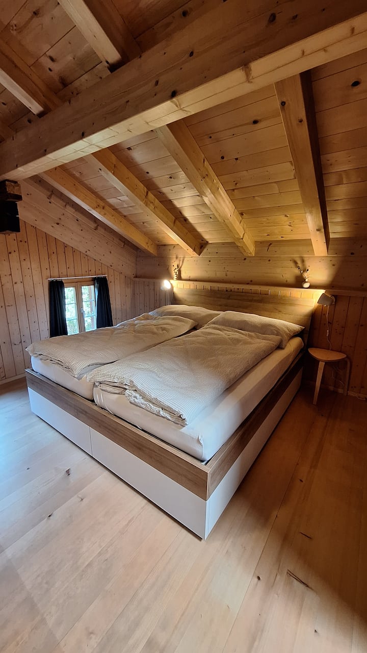 In questa accogliente camera da letto principale con il letto 180x200 cm si dorme meravigliosamente sotto il tetto spiovente.