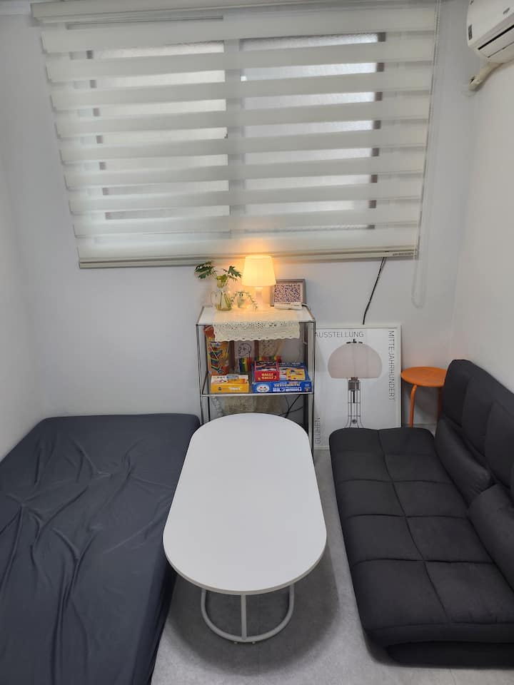 החדר הקטן הוא חלל טרנספורמטיבי ~⭐️
המזרן הסופר סינגל על הרצפה, כך שאתם יכולים לשים מיטה מתקפלת על הרצפה ולהפוך אותה לסלון או לחדר שינה ~