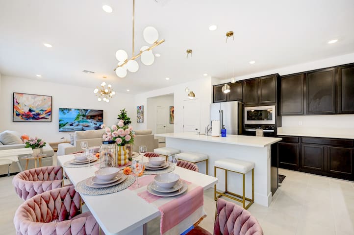 Near Strip •Beautiful 6BR7Beds•Arcade Game