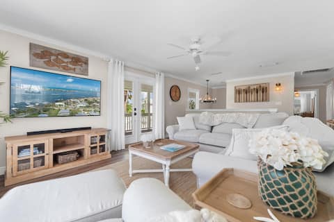 Successful Airbnb property: Island Adjacent! 4 bed/3 bath home w/Pool & Tiki! in Cortez
