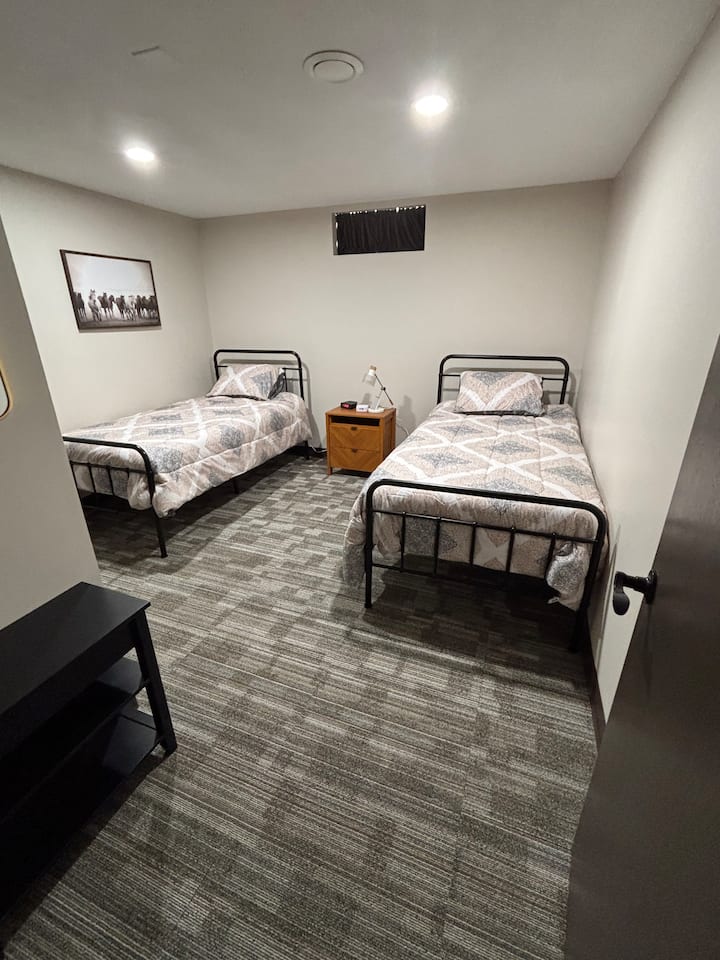 Chumba cha kulala cha ghorofa ya chini chenye vitanda viwili viwili. Hakuna mfano.