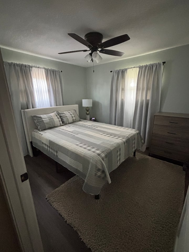 Kitanda cha ukubwa wa malkia. Milango ya kabati ni vioo.