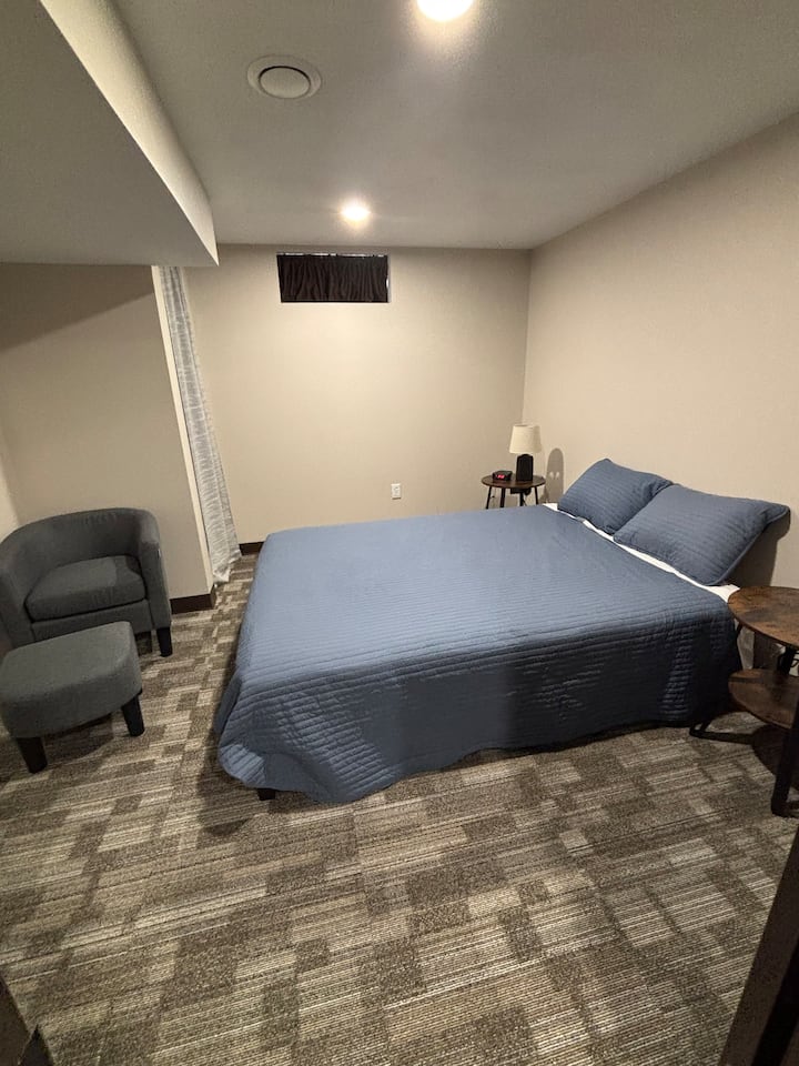 Kitanda cha ukubwa wa malkia.  Hakuna mfano. 