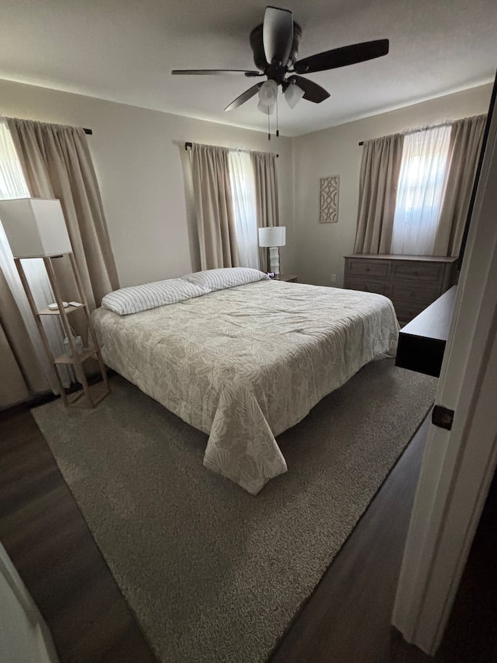 Kitanda cha ukubwa wa kifalme kinachoweza kurekebishwa.