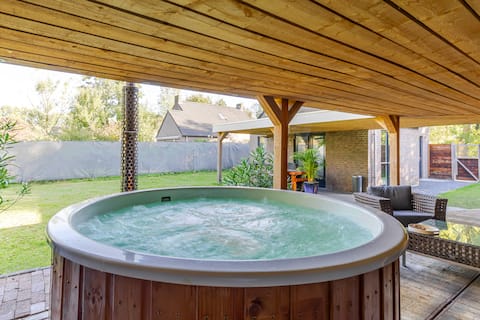 Stylish vacation home with hot tub and sauna