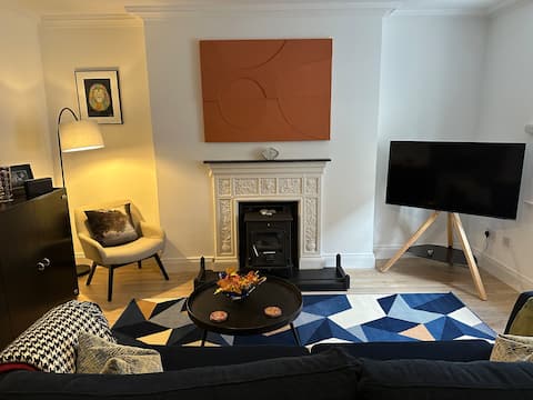 Popular Airbnb listing: Central Georgian 2-bedroom apartment in Grand Canal Dock
