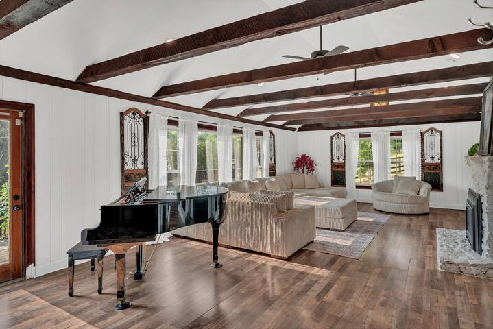 The Stoneglass Retreat gallery image 5